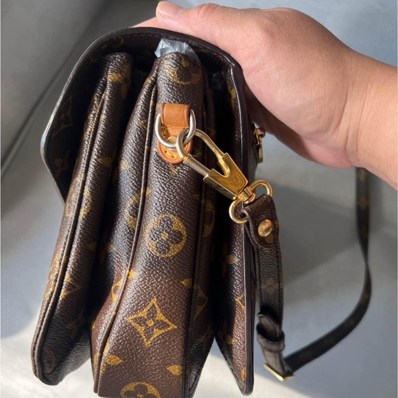 Authentic LV pochette metis in monogram - Picture 8 of 10